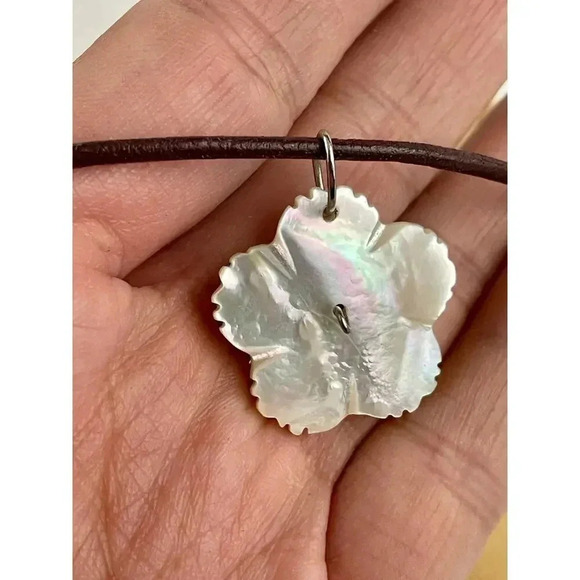 VTG Mother of Pearl Carved Flower Pendant Necklace Leather Rope 13" Choker - Picture 10 of 11